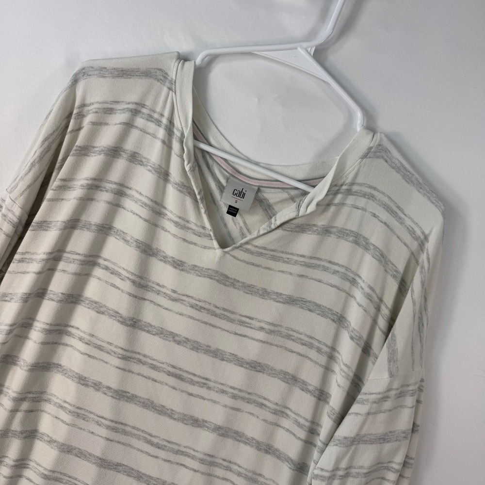 Cabi Womens Grey Striped Notched V-Neck Long Sleeve Relaxed Knit Top 5930 Small